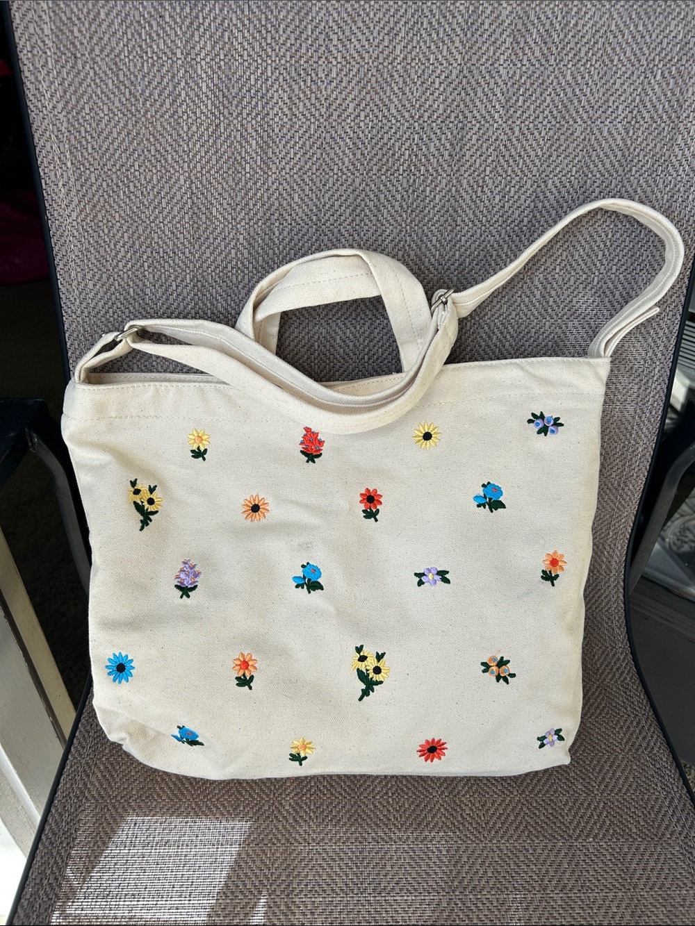BAGGU Canvas Horizontal Zip Duck Ditsy Floral Embroidered Tote Bag in Cream